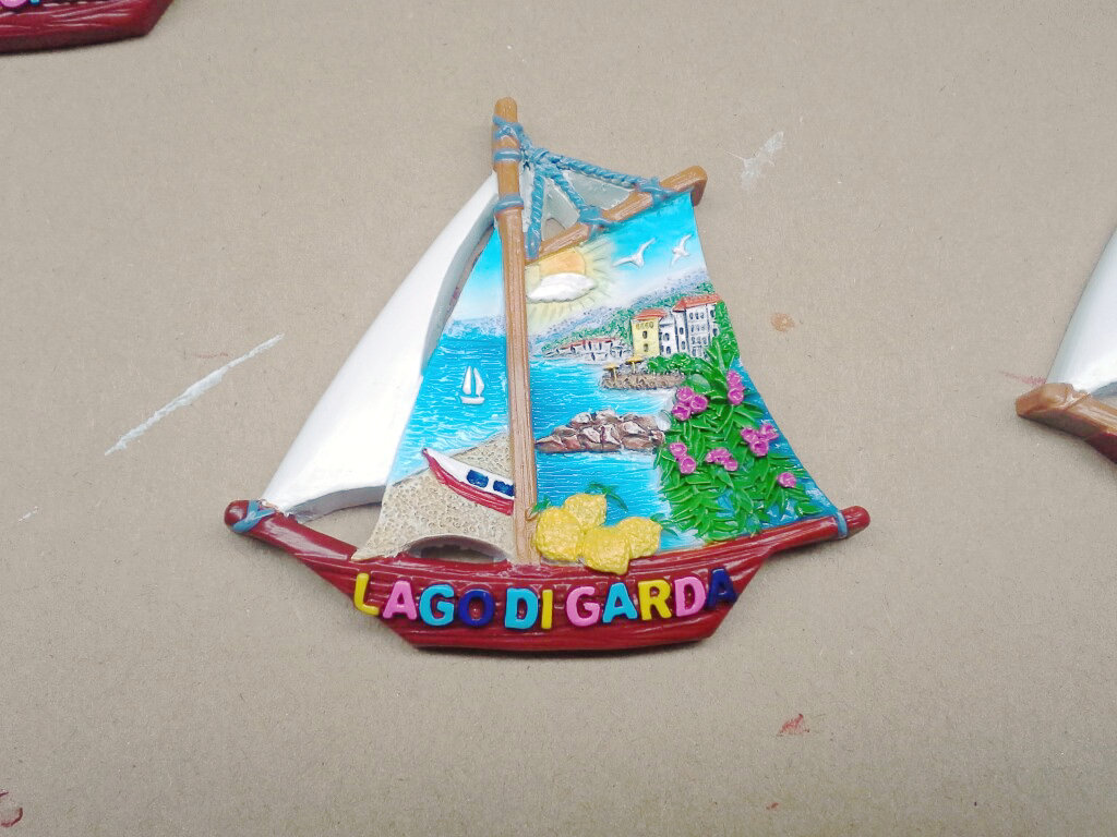 MAGNETE RESINA BARCA BIANCA LAGO DI GARDA 