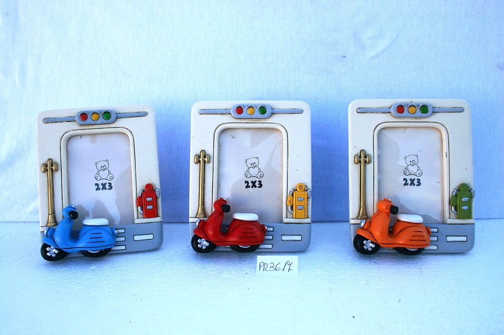 PORTAFOTO C/MOTO RESINA 3 COL ASS 