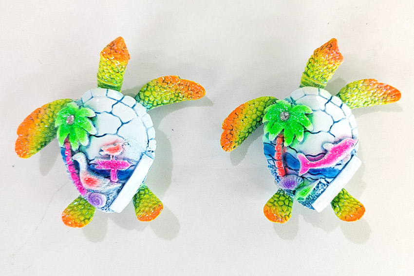 MAGNETE RESINA TARTARUGA C/PERG. BIANCO 2 MOD 