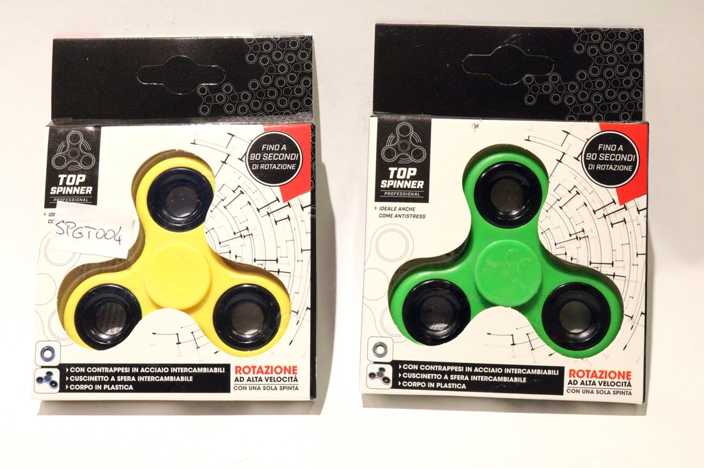 TOP SPINNER CON MARCHIO CE LOTTO N. 22SH E INDICAZIONI A NORMA RIPORTATE SULLA SCATOLA