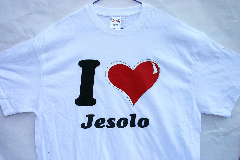 POLO BIANCA CON PATCH RICAMATA TERMOADESIVA 